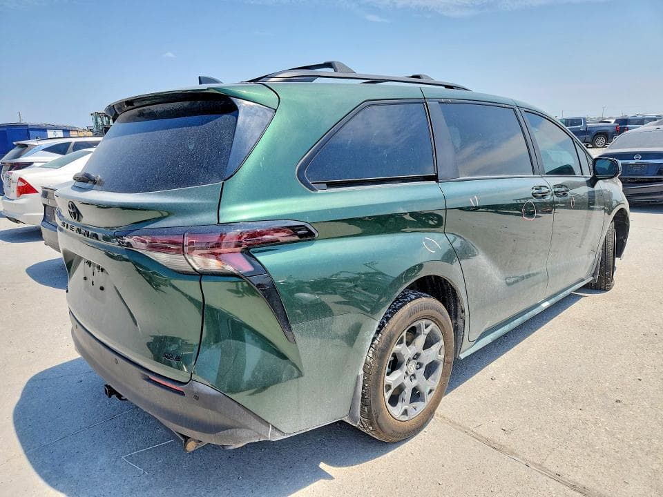 2025 TOYOTA SIENNA WOODLAND EDITION 3