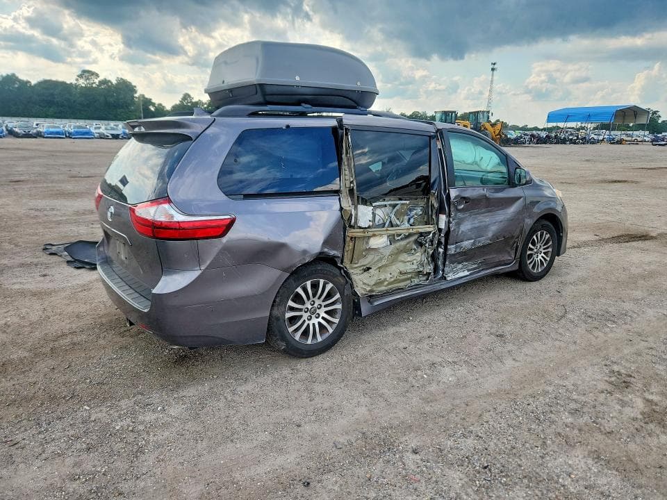 2018 TOYOTA SIENNA XLE 8-PASSENGER 3