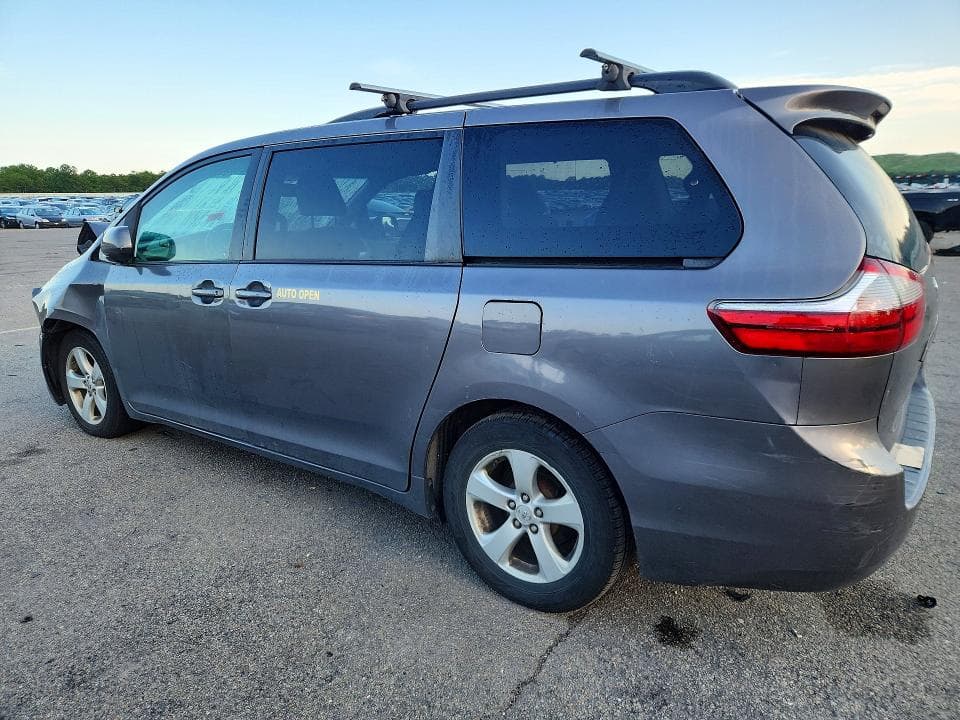 2017 TOYOTA SIENNA LE 2