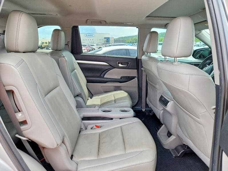 2019 TOYOTA HIGHLANDER SE 11