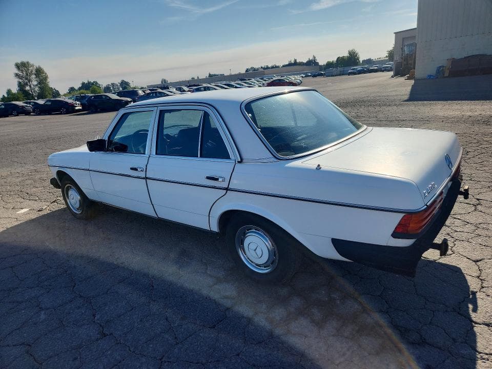 1982 MERCEDES-BENZ 240 D 2