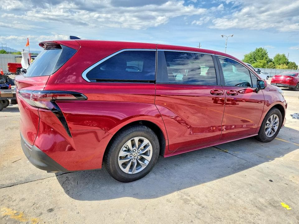 2026 TOYOTA SIENNA LE 3