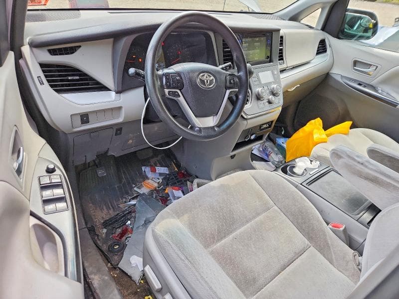 2017 TOYOTA SIENNA LE 8