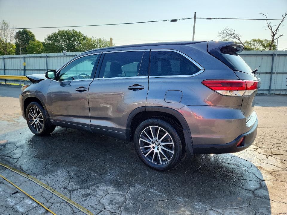 2018 TOYOTA HIGHLANDER SE 2