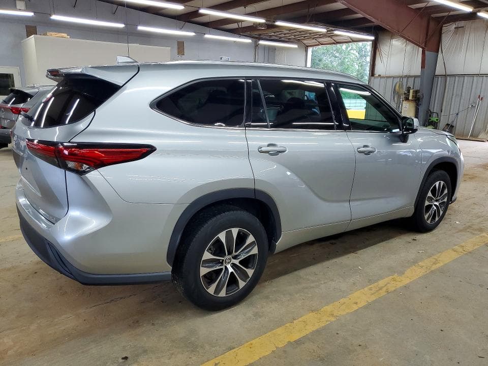 2021 TOYOTA HIGHLANDER XLE 3