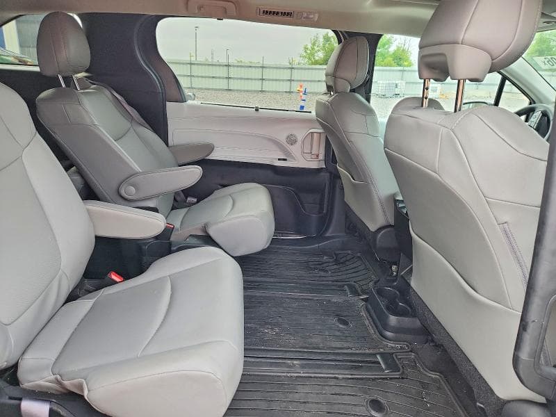 2025 TOYOTA SIENNA XLE 7-PASSENGER 11