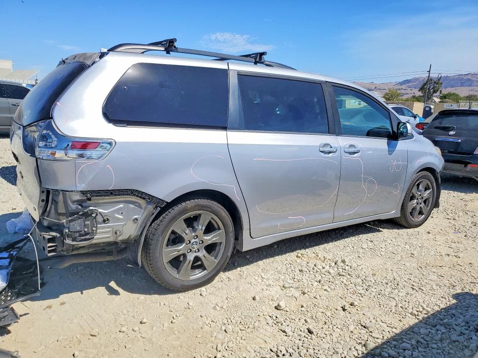 2018 TOYOTA SIENNA SE 8-PASSENGER 3