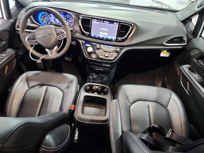 2025 CHRYSLER VOYAGER LX 8