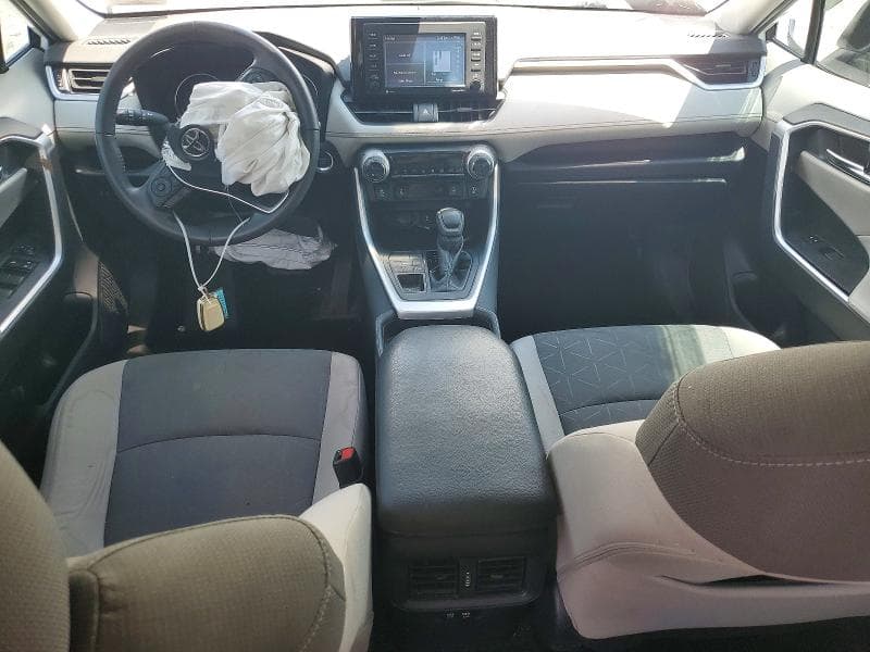 2020 TOYOTA RAV4 XLE 8