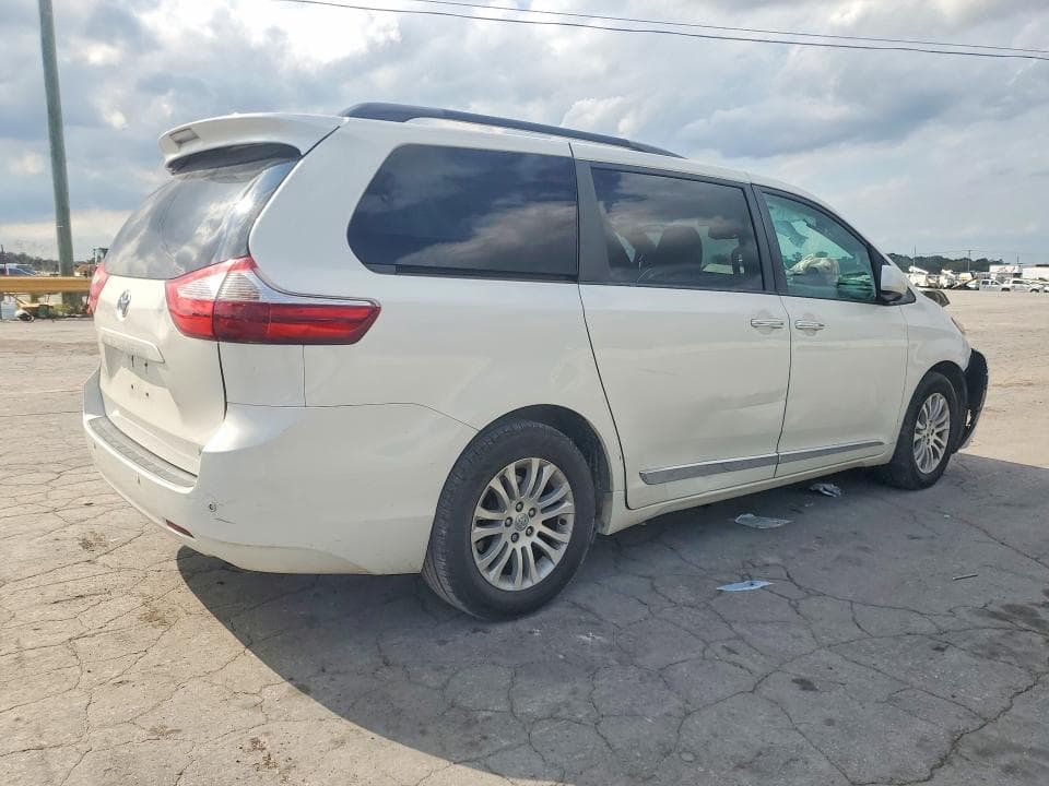 2017 TOYOTA SIENNA XLE PREMIUM 8-PASSENGER 3