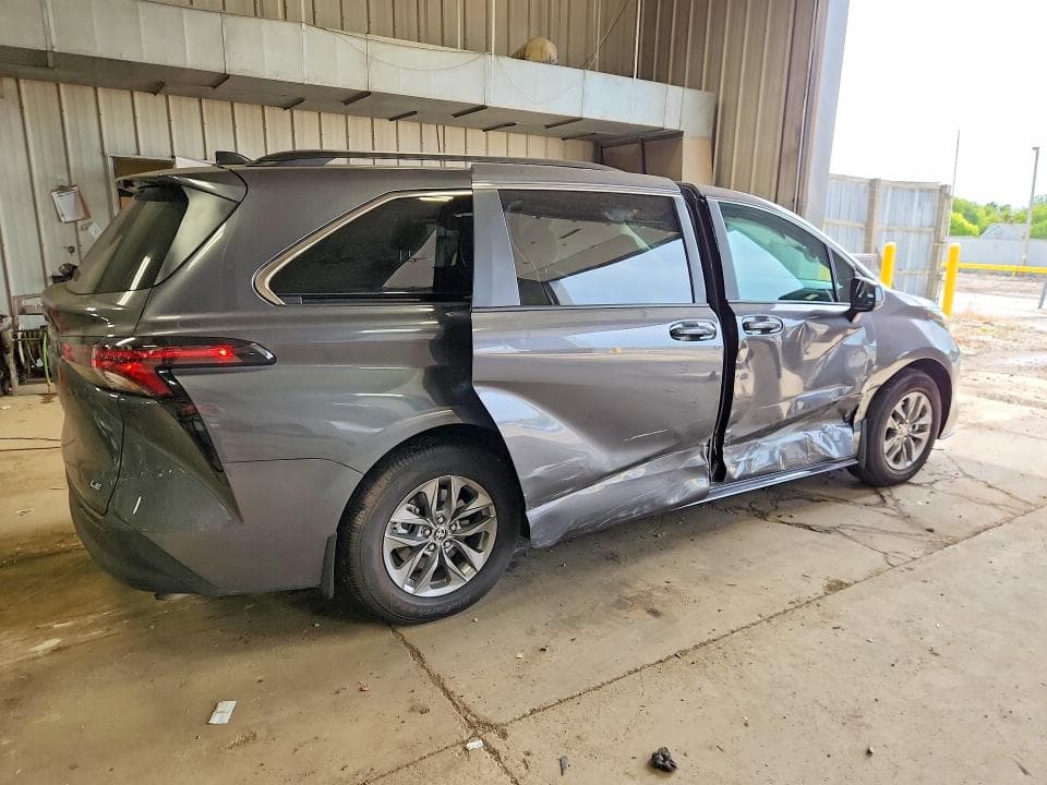 2025 TOYOTA SIENNA LE 3