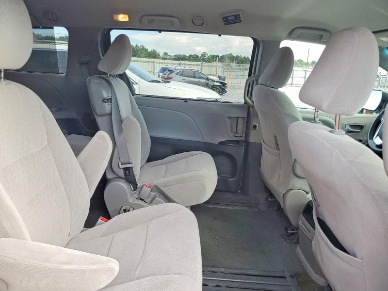 2017 TOYOTA SIENNA LE 11