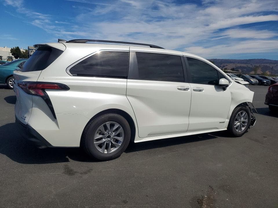 2021 TOYOTA SIENNA XLE 3
