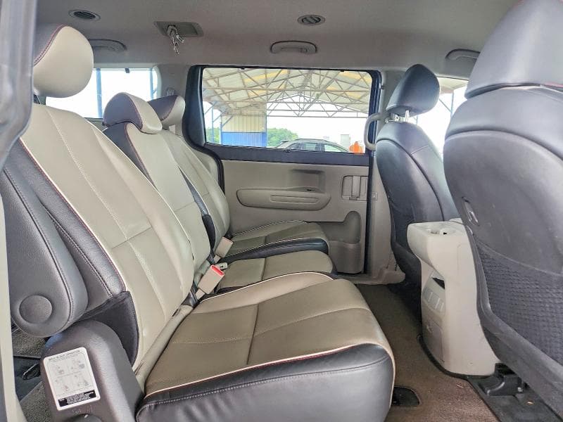 2017 KIA SEDONA LX 11