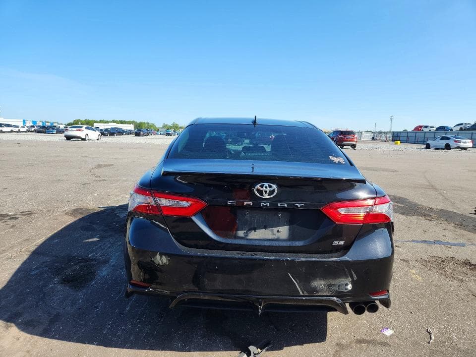 2018 TOYOTA CAMRY SE 6