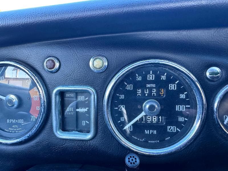 1970 MGB CONVERTABL 8