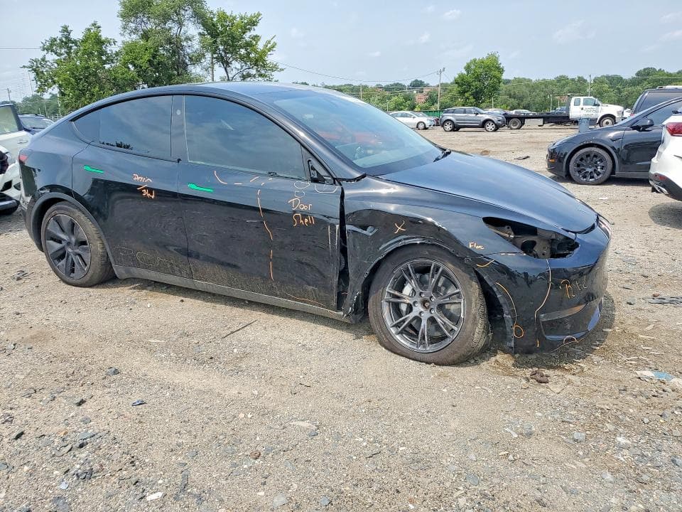 2025 TESLA MODEL Y 4