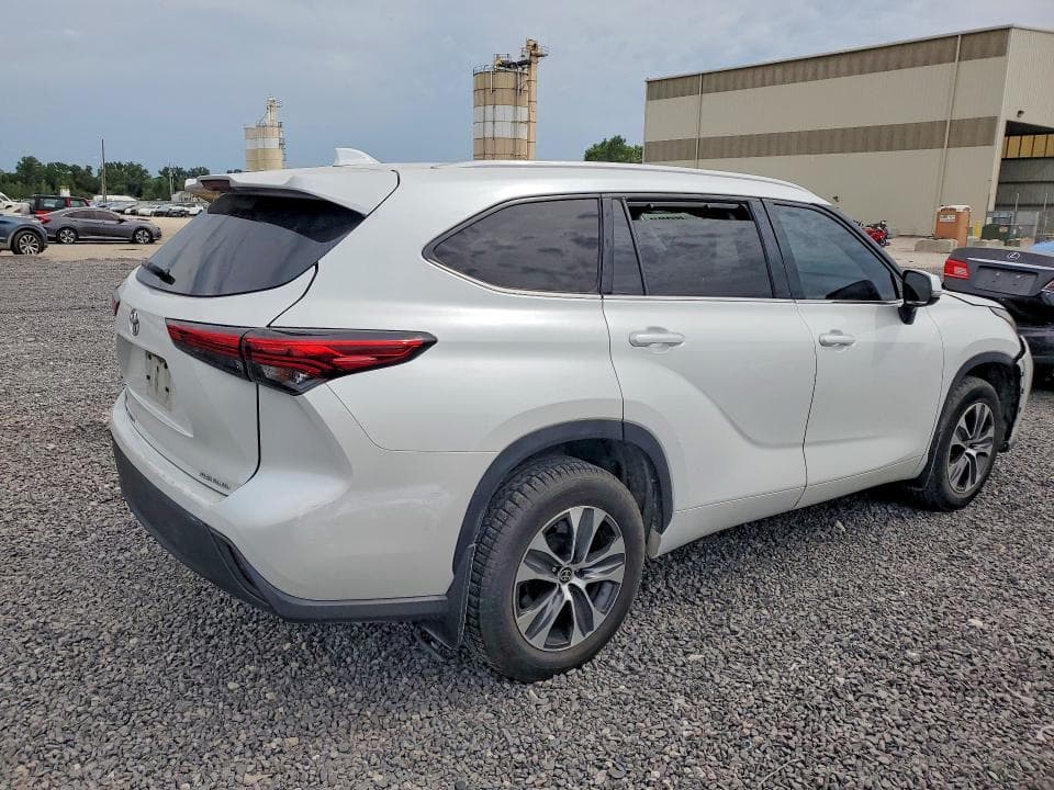 2022 TOYOTA HIGHLANDER XLE 3