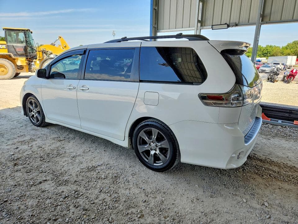 2017 TOYOTA SIENNA SE 2