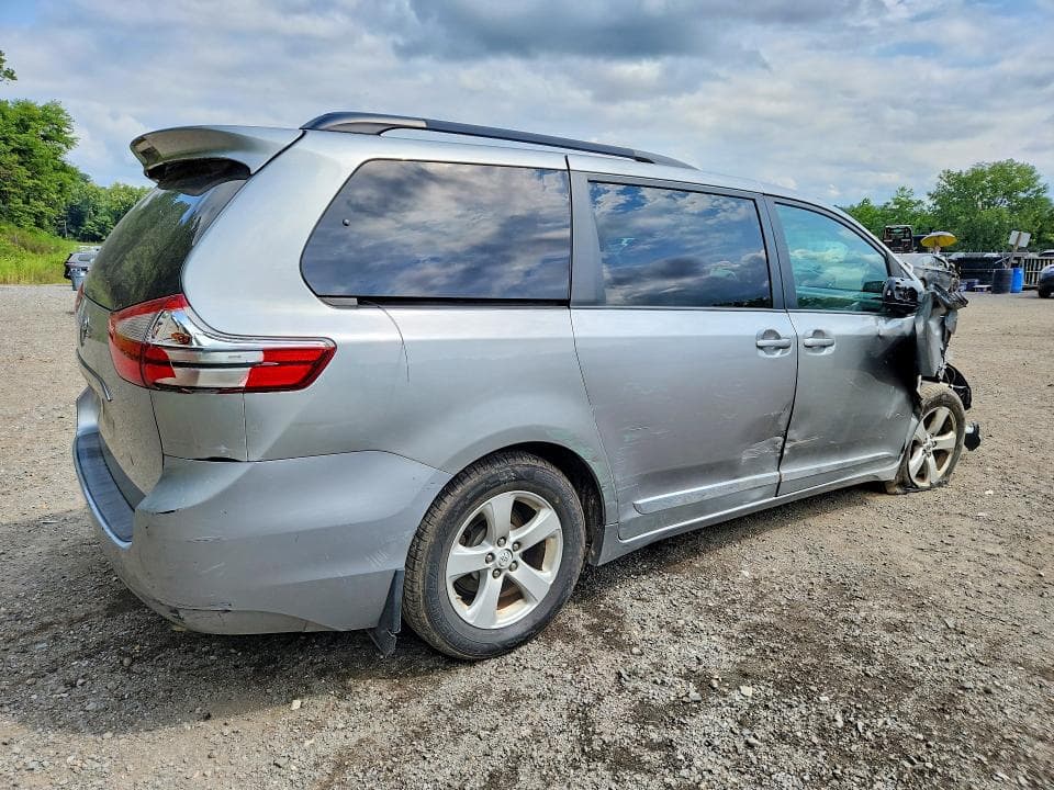 2017 TOYOTA SIENNA LE 3