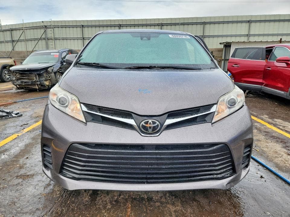2018 TOYOTA SIENNA LE 5