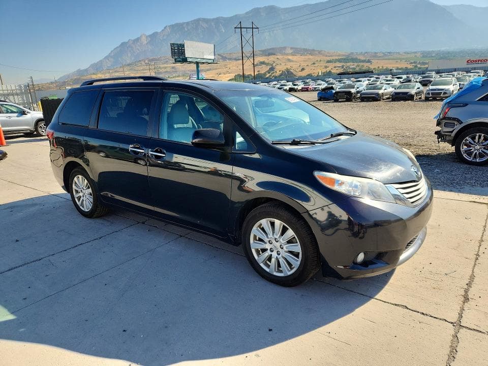2017 TOYOTA SIENNA XLE 7-PASSENGER 4