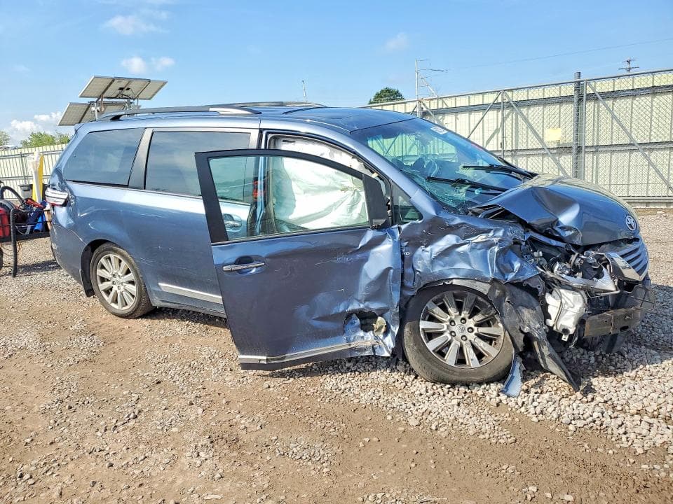 2017 TOYOTA SIENNA XLE 7-PASSENGER 4