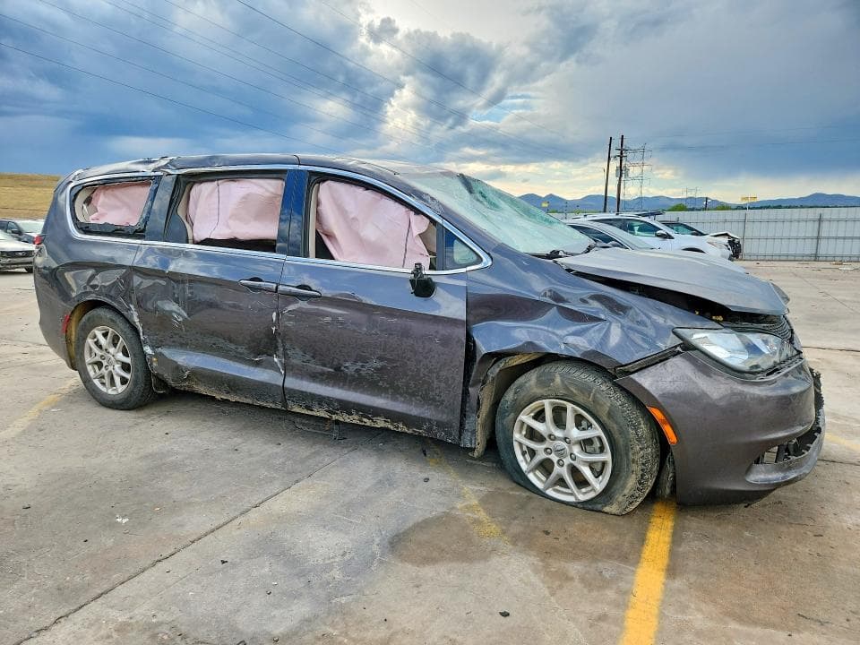 2023 CHRYSLER VOYAGER LX 4