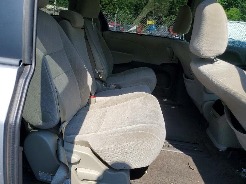 2017 TOYOTA SIENNA LE 10