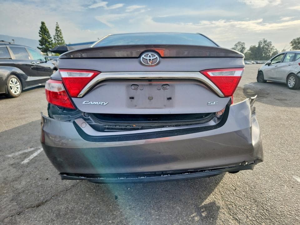 2017 TOYOTA CAMRY SE 6