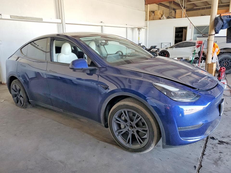 2025 TESLA MODEL Y 4