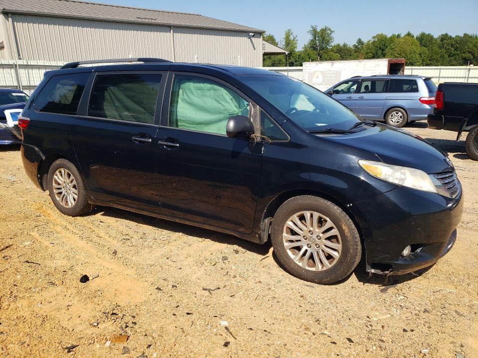 2017 TOYOTA SIENNA XLE PREMIUM 8-PASSENGER 4
