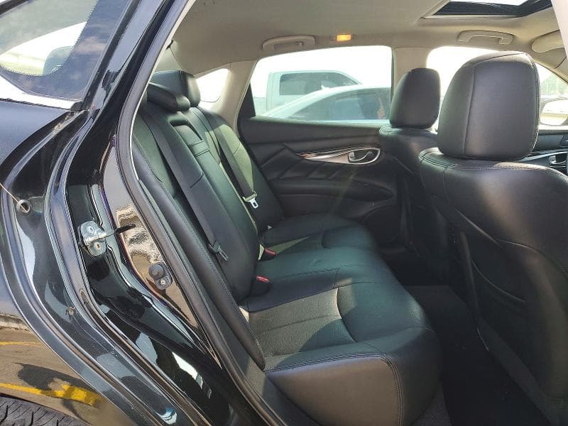 2017 INFINITI Q70 3.7 10