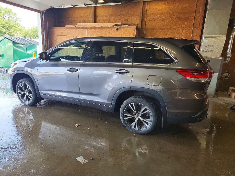 2018 TOYOTA HIGHLANDER LE 2