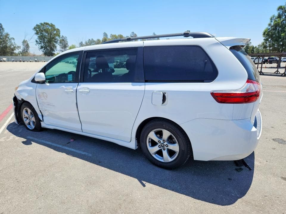 2018 TOYOTA SIENNA LE 2