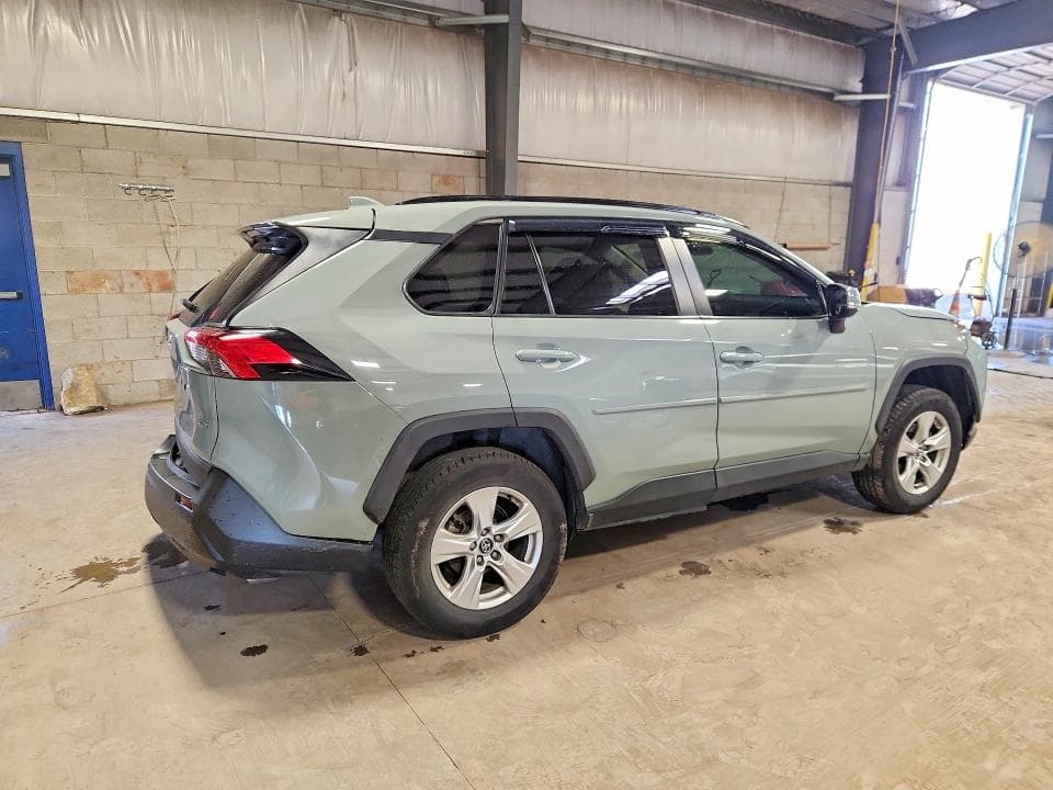 2020 TOYOTA RAV4 XLE 3