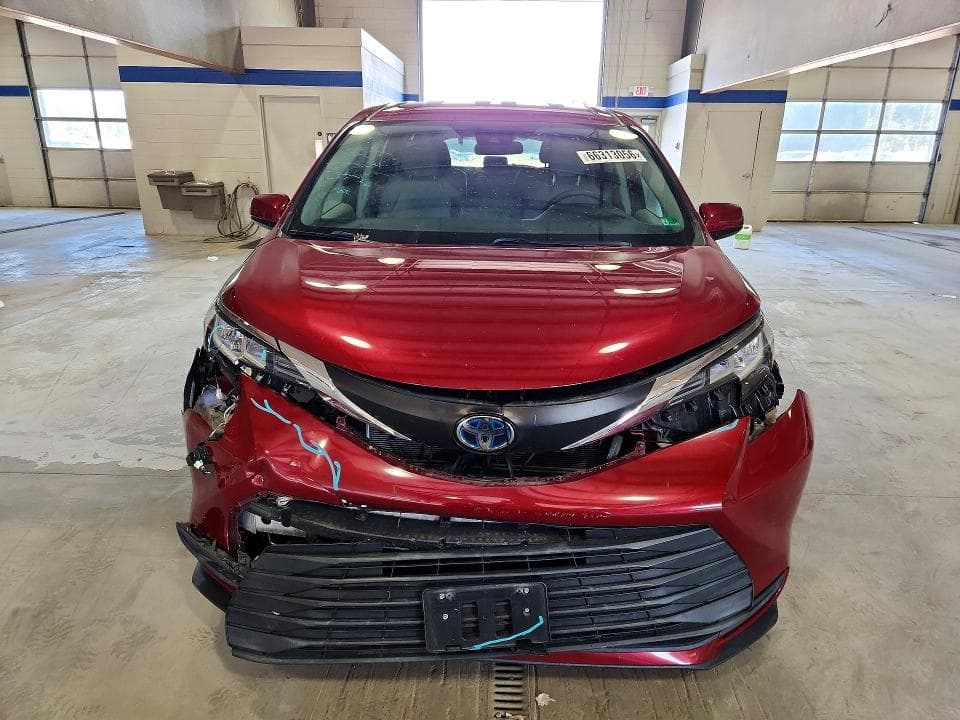 2021 TOYOTA SIENNA LE 5
