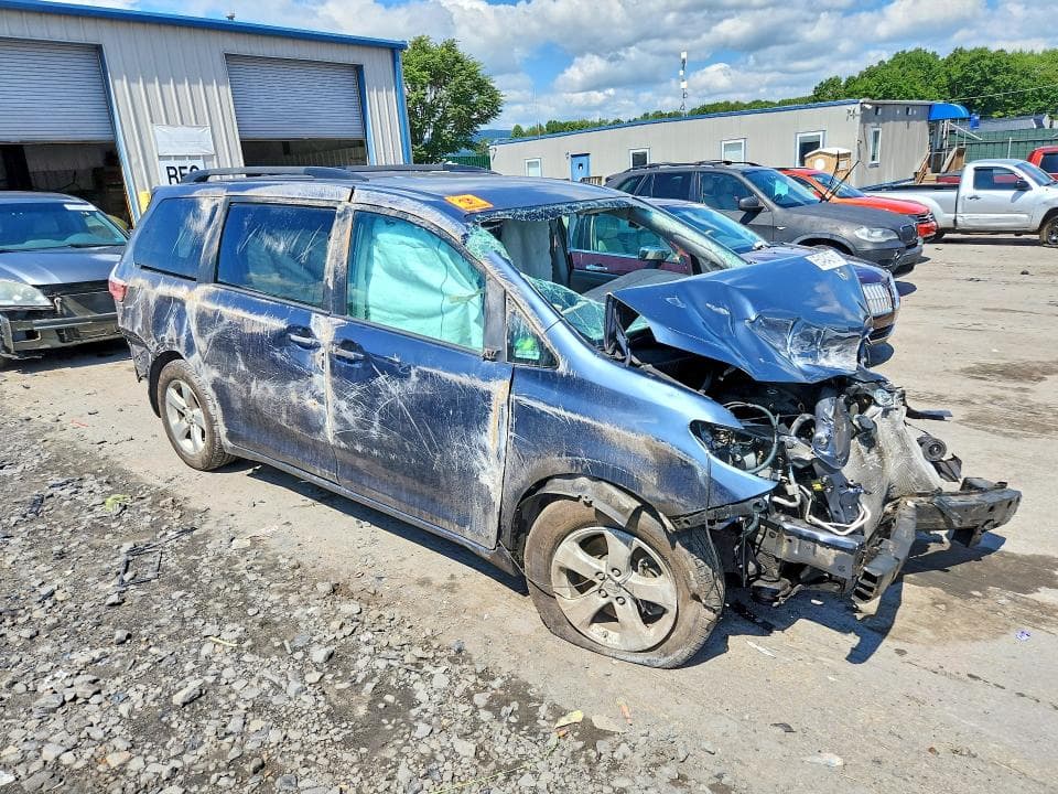 2017 TOYOTA SIENNA LE 4