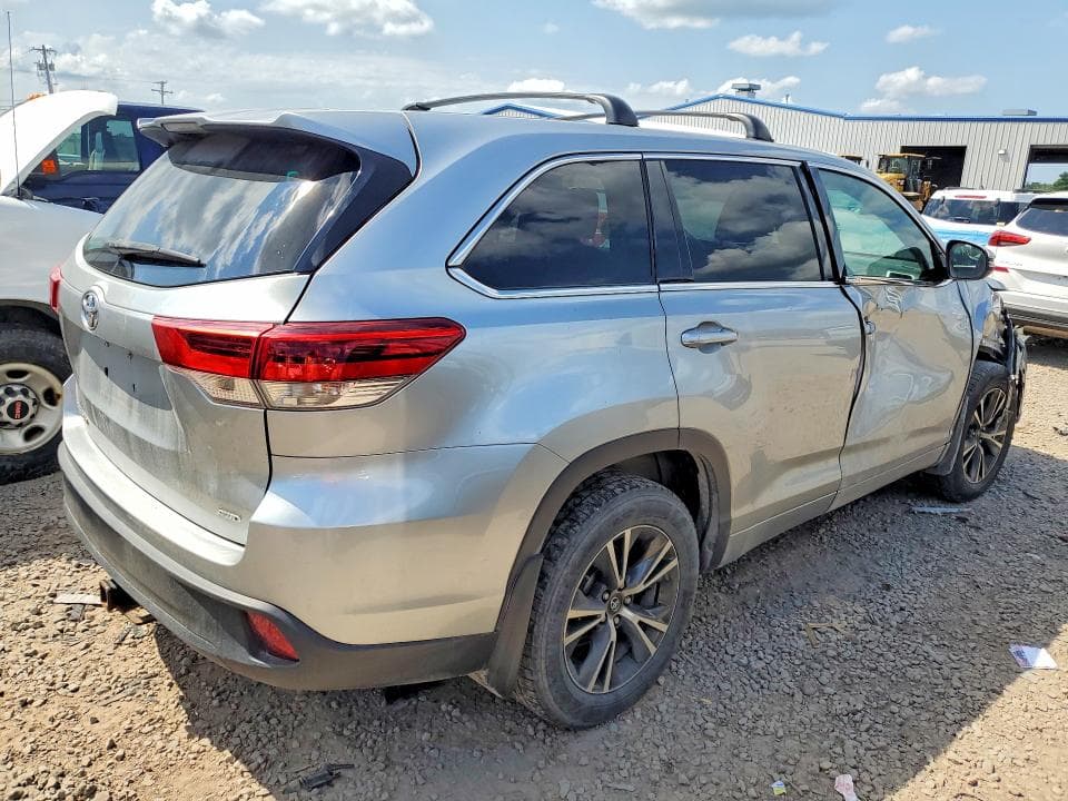 2017 TOYOTA HIGHLANDER LE 3