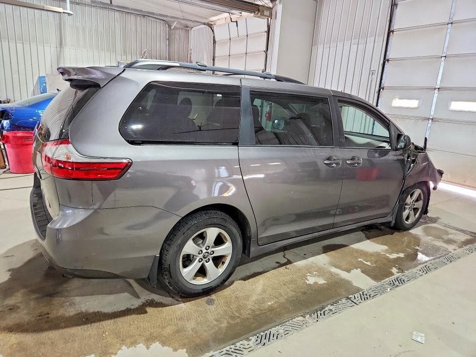 2018 TOYOTA SIENNA LE 3