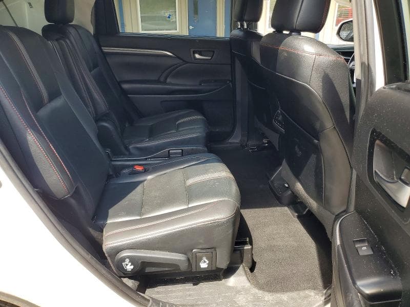 2019 TOYOTA HIGHLANDER SE 11