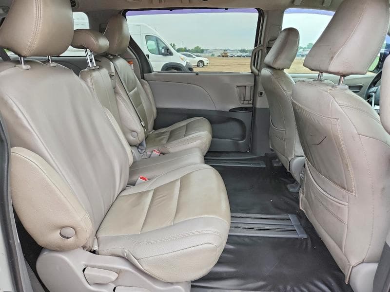2019 TOYOTA SIENNA LE 10