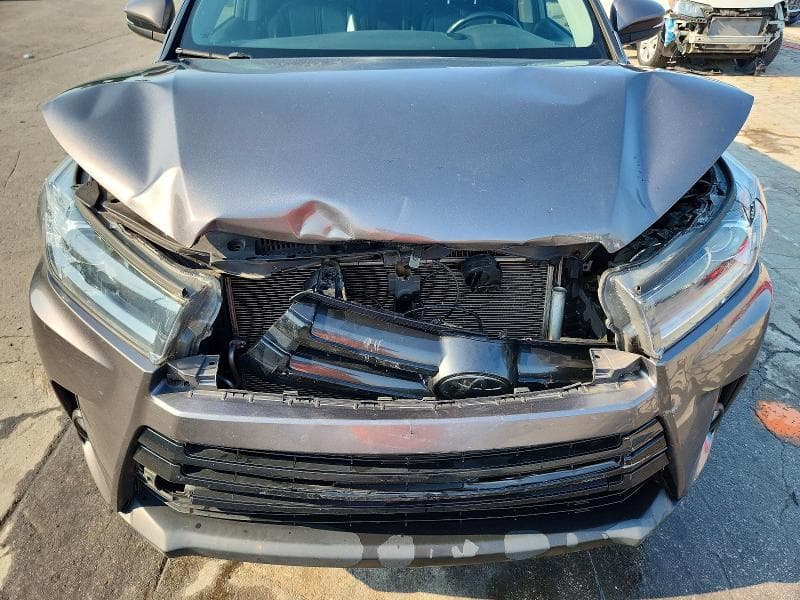 2018 TOYOTA HIGHLANDER SE 12