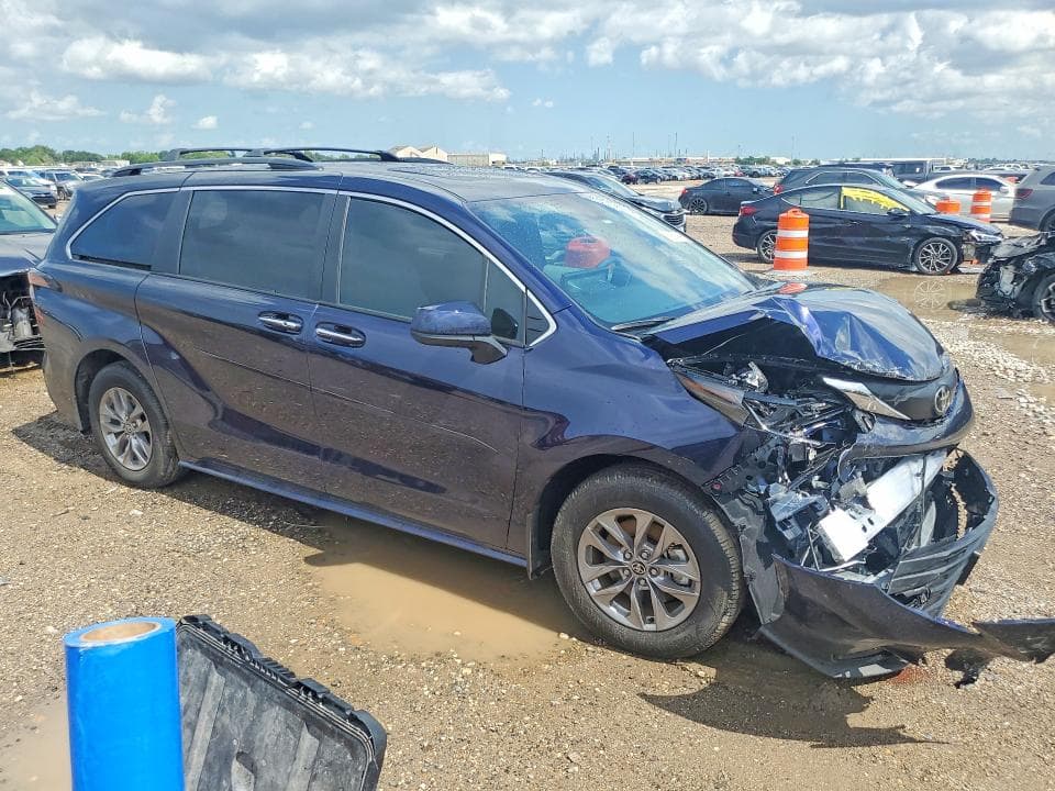 2026 TOYOTA SIENNA XLE 8-PASSENGER 4