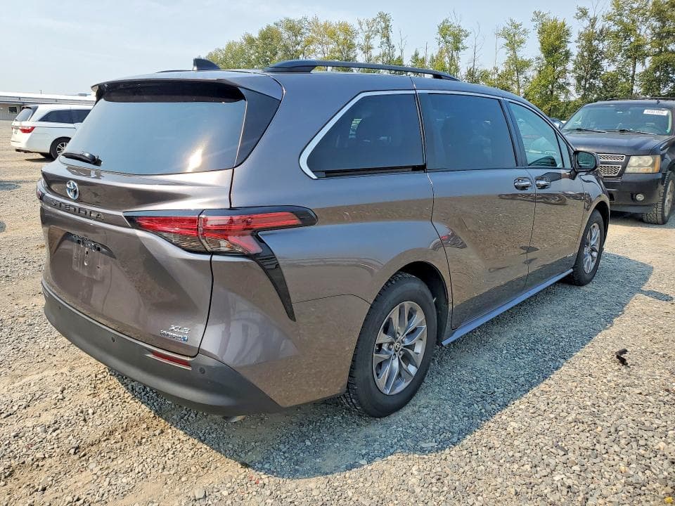 2021 TOYOTA SIENNA XLE 3