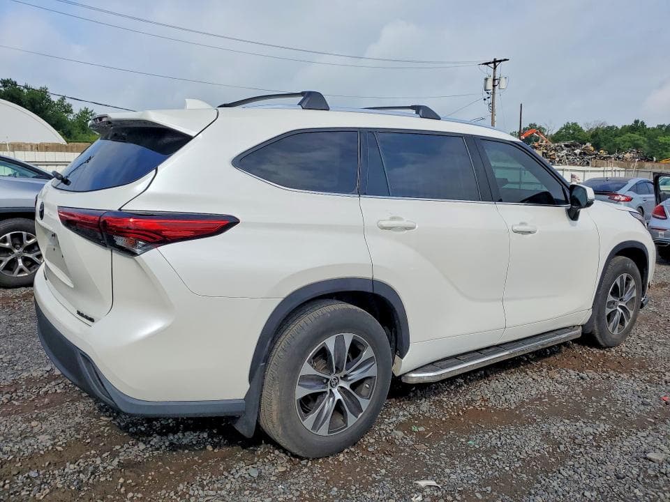 2021 TOYOTA HIGHLANDER XLE 3