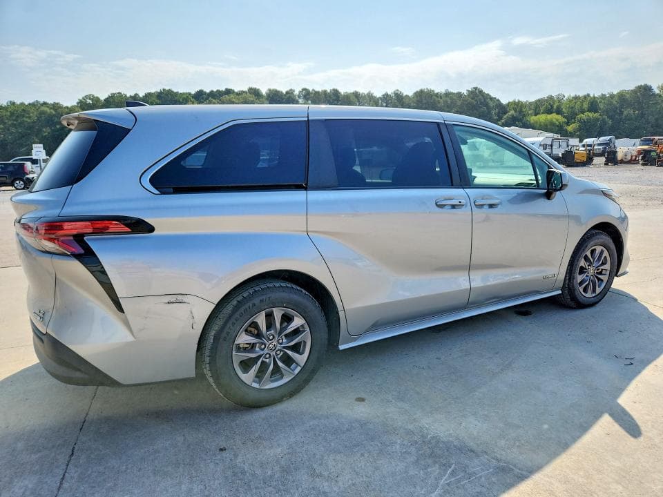 2021 TOYOTA SIENNA LE 3