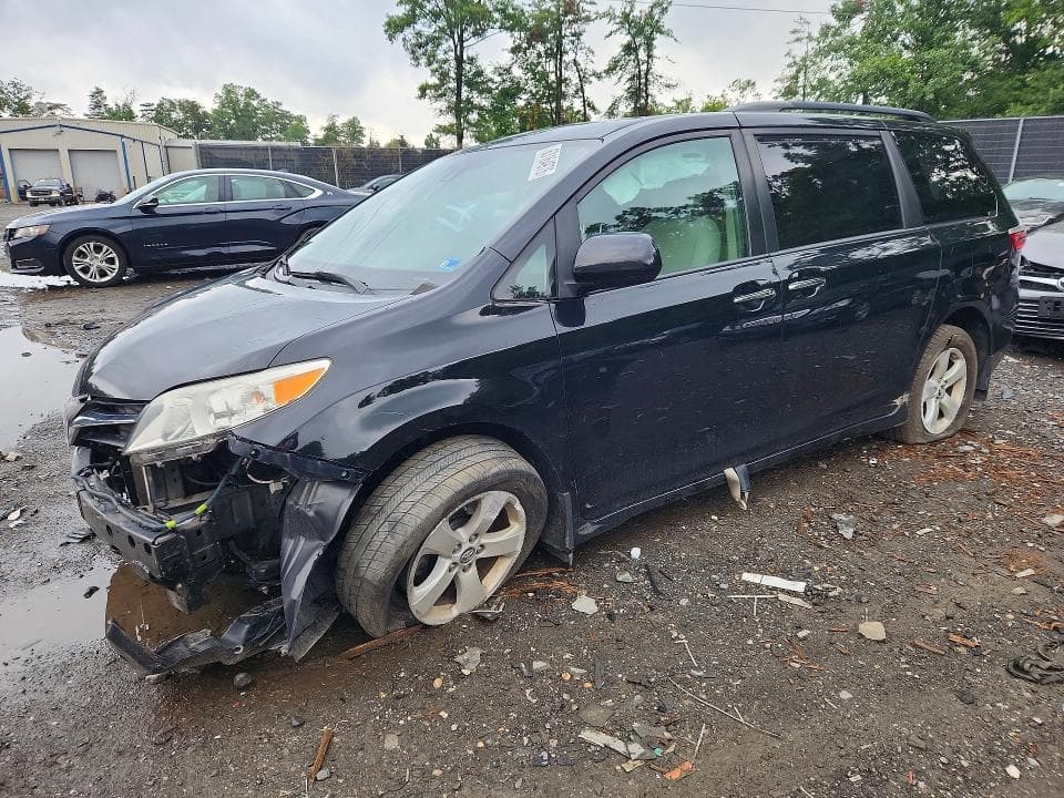 2019 TOYOTA SIENNA LE - 1