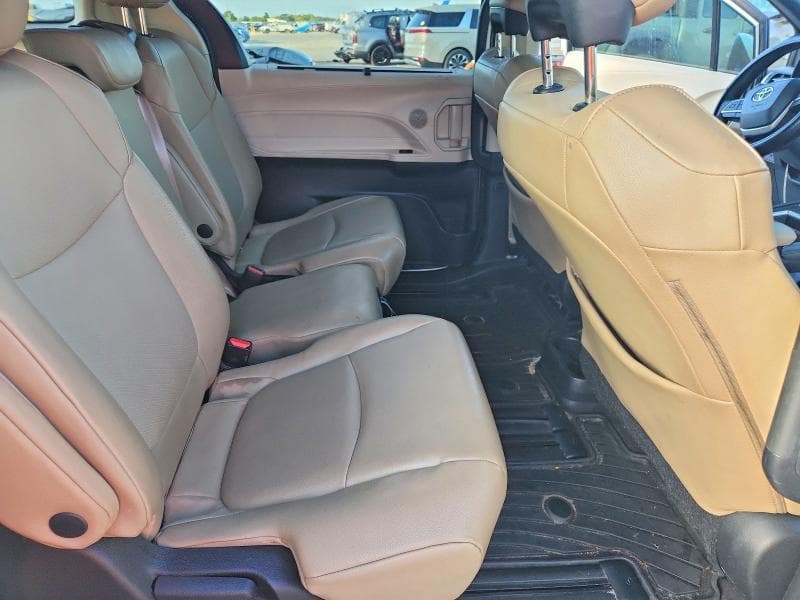 2022 TOYOTA SIENNA XLE 11