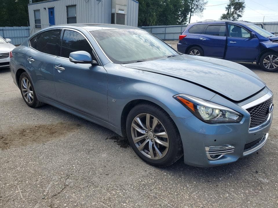 2018 INFINITI Q70 3.7 LUXE 4